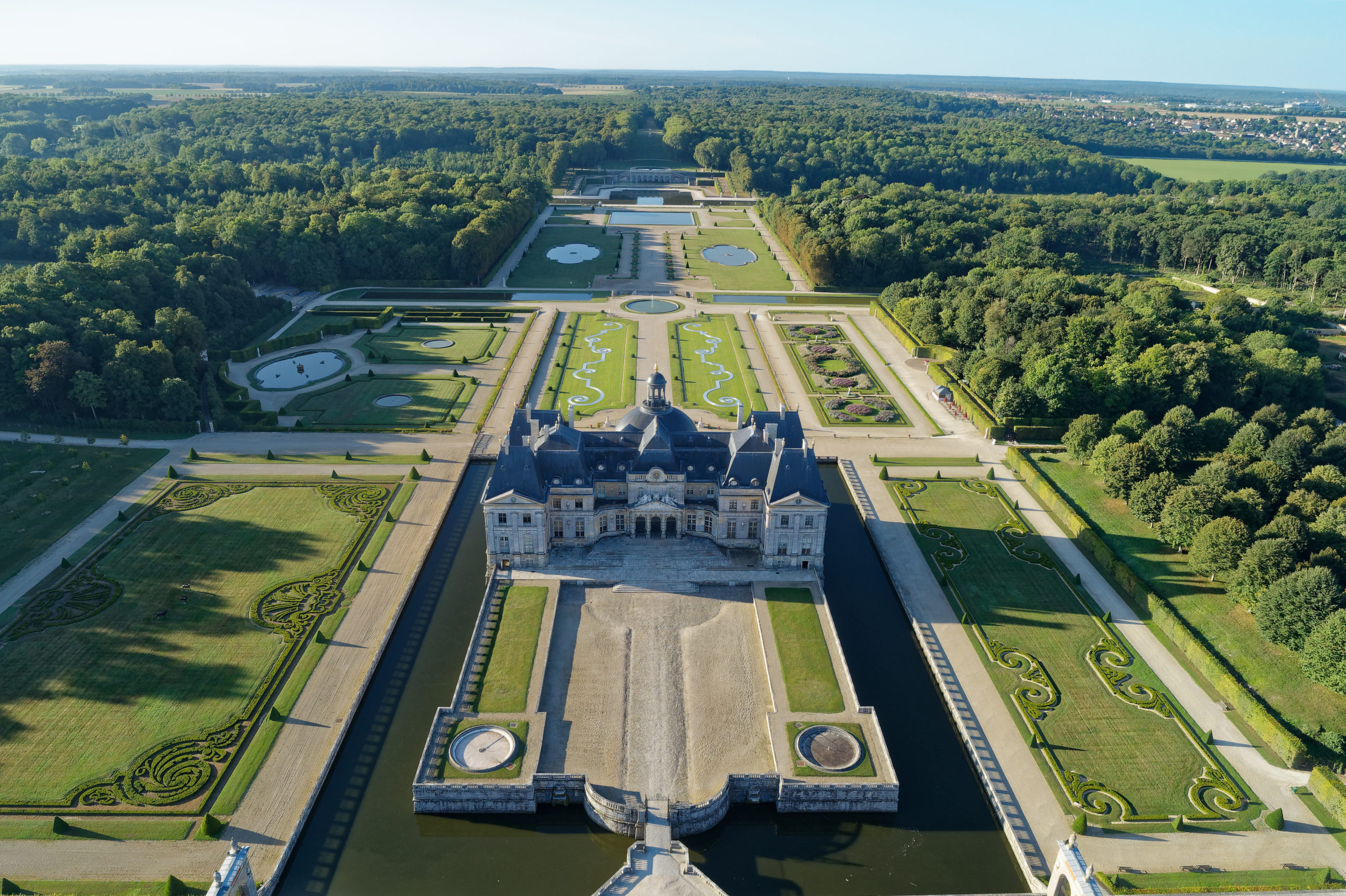 303. Vues aériennes façade nord cour dhonneur Bruno Lépolard 2019 8 scaled